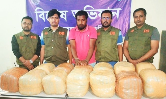 কুমিল্লায় ৫২ কেজি গাঁজা সহ গ্রেফতার ১